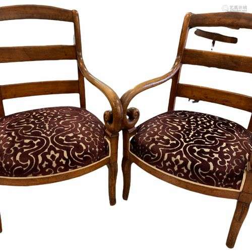Paire de fauteuils en bois naturel garniture velours bordeau