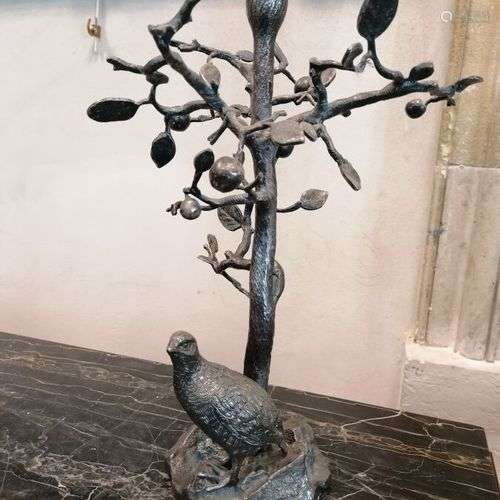 Bronze formant pied de lampe décor d'une perdrix, signé VALE...