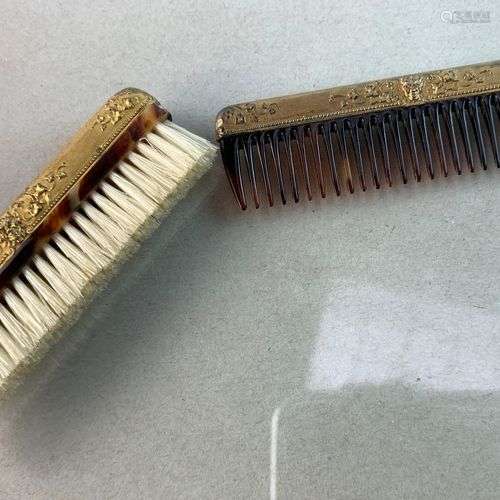 Peignes et brosse à barbe en vermeil et écaille. PB: 18,5 gr...