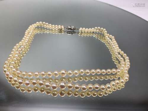 Collier double rangs de perles, fermoir en platine et 4 peti...