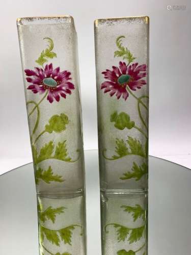 Paire de vases quadrangulaires transparents à décor dégagé à...