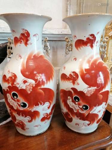 Paire de vases en porcelaine de Chine décor de dragons. H 43...