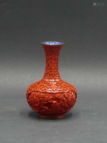 CHINE. Vase en laque de pékin.