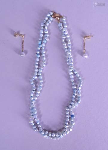 Bijou: Collier de perles bleues fermoir en or jaune 18K et p...