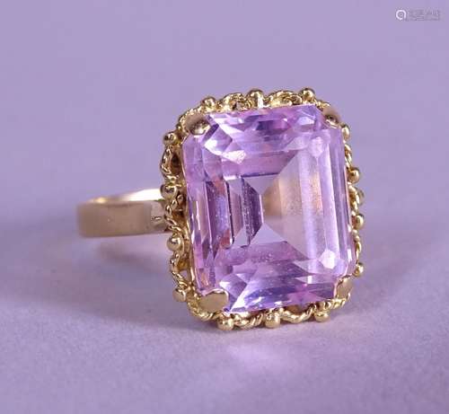 Bijou: Bague en or jaune 18K sertie d'un saphir mauve synthé...