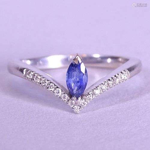 Bijou: bague en or blanc 18K sertie de 15 diamants et d'un s...