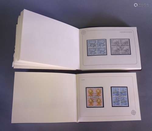 Collection: Timbres Europa 2 albums 1982/83 en blocs DEY Neu...