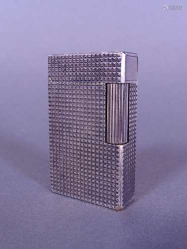 Bijou: briquet DUPONT en métal argenté gaufré H:6cm