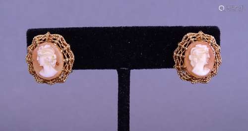 Bijou: Paire de boucles d'oreilles en or jaune 18K serties d...