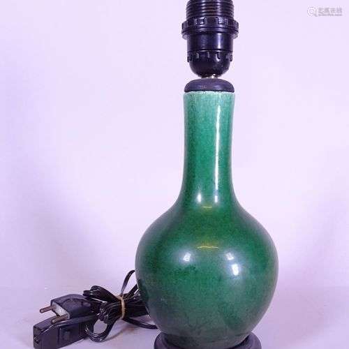 Asiatique: Lampe en céramique chinoise verte sur socle en bo...