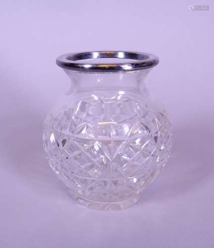 Argenterie: Vase en Cristal taillé et bord en argent A835 WO...