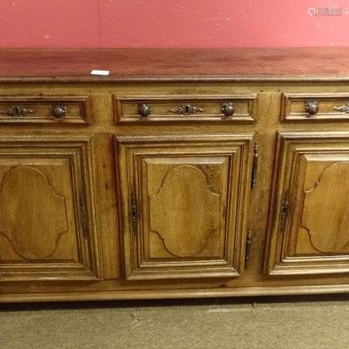 Meuble: dresse Louis XIV en chêne 3 portes 18eS H:97x179x49c...