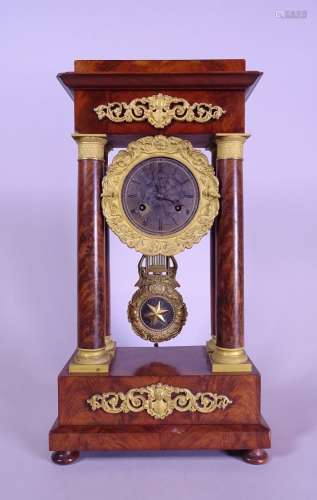 Horlogerie: Pendule portique CharlesX en acajou et bronze or...