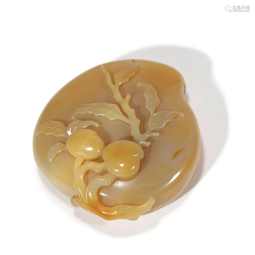 A Carved Agate Peach-Shaped Box