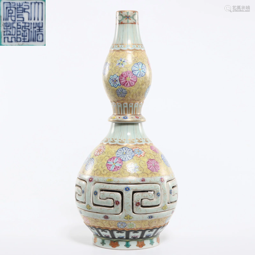 A Famille Rose Double Gourds Vase Qing Dynasty