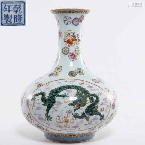 A Famille Rose Dragon Decorative Vase Qing Dynasty