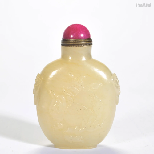 A Carved Agate Snuff Bottle Qing Dynasty