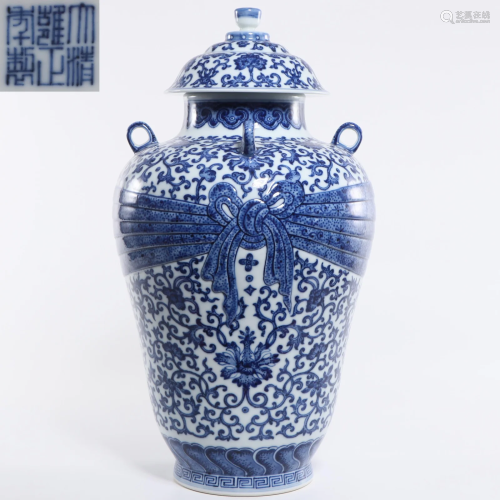 A Blue and White Ribbon Vase Qing Dynasty