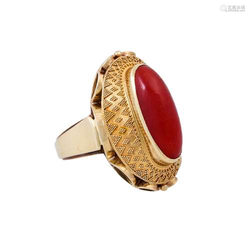 Ring mit Edelkorallencabochon,