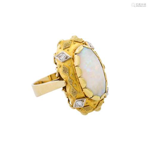 Ring mit Edelopal und 4 Brillanten,