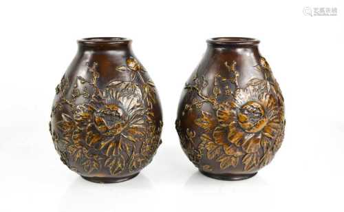 A pair of early 19th century Chinese / Japanese bronze vases...