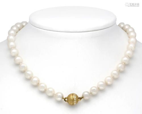 Pearl necklace with long magn