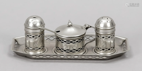 Three-piece spice set on a tr