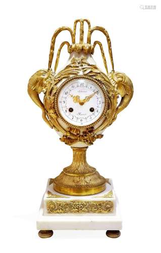 约1880年 法国 路易十六风格 铜鎏金白色大理石海豚喷泉造型座钟