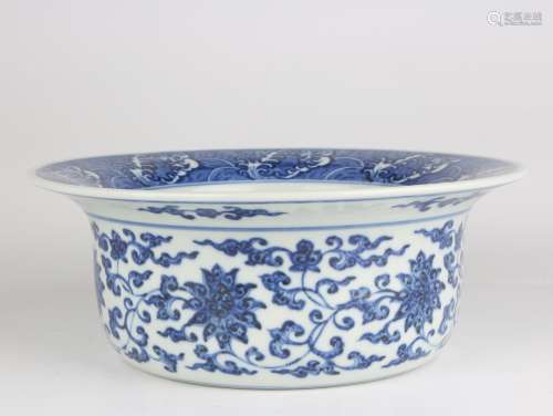 Blue-and-white Pot with Interlocking Lotus Pattern, Qianlong...