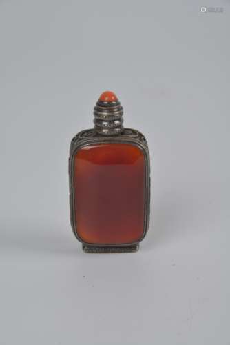 Agate Snuff Bottle with Silver