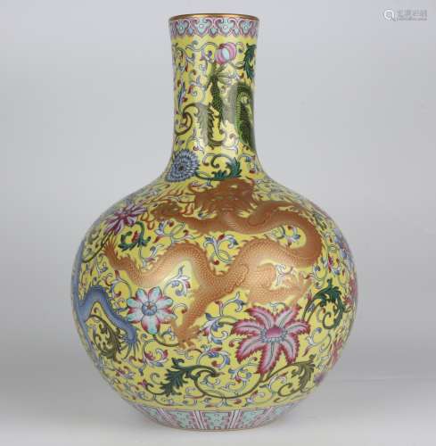 Gold-traced Globular-shape Vase with Dragon and Floral Desig...