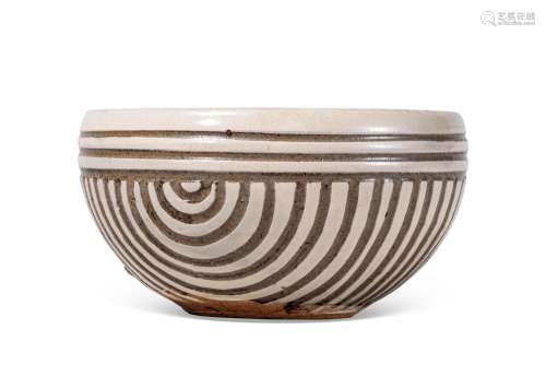 白釉剔划柳条纹钵式碗