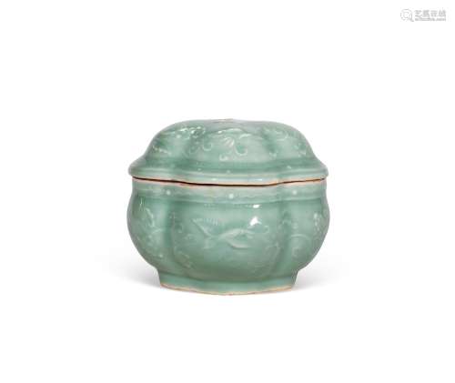 18世纪 仿龙泉窑青釉模印穿花凤纹海棠形盖盒