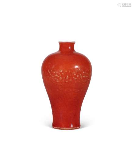 清雍正 珊瑚红釉模印花卉纹梅瓶