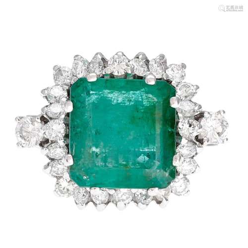 Emerald and diamonds rosette ring, mid 20th Century.