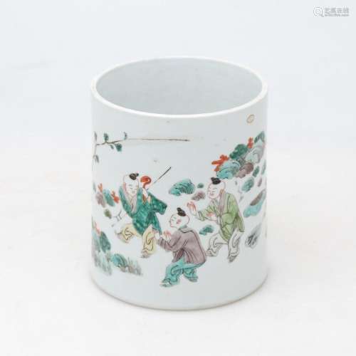 Chinese brush pot in green family porcelain, 20th Century.