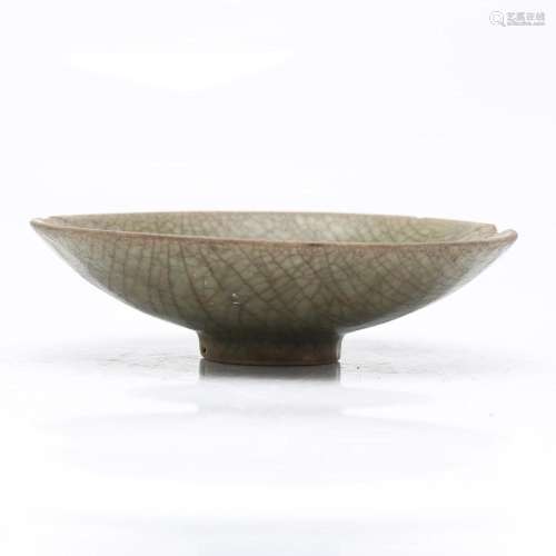 Chinese Song bowl in celadon craquelé porcelain, probably 13...