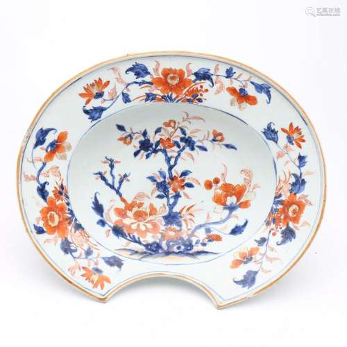 Chinese barber basin in Imari-style Indian Company porcelain...