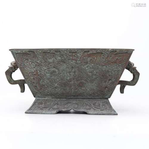 Chinese archaic-style pot with handles in bronze, probably 1...