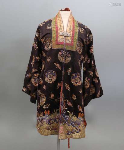 Chinese Qing court tunic in embroidered silk, 19th century.