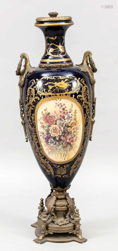 A magnificent vase, in the sty