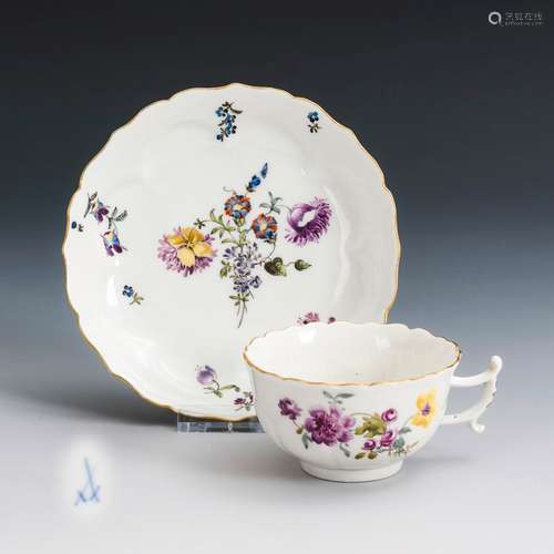 Barocke Tasse mit Blumenmalerei. Meissen.