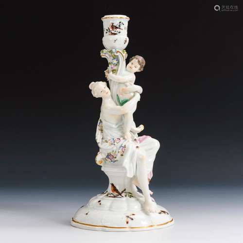 Leuchterfuß mit Frauenfigur. Meissen.