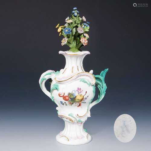 Barock-Tafelaufsatz: Vase mit plastischem Blumenbukett. Meis...