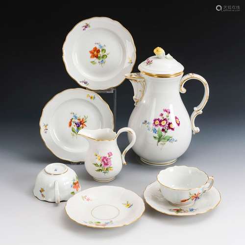 8 Teile mit Blumenmalerei. Meissen.