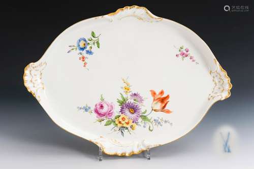 Tablett mit Blumenmalerei. Meissen.