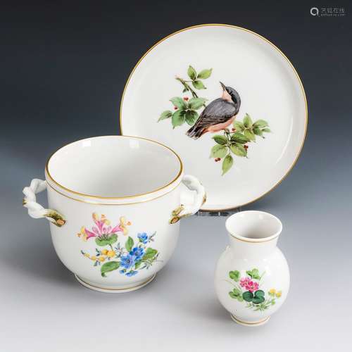 Teller mit Vogelmalerei, Cachepot und Väschen. Meissen.