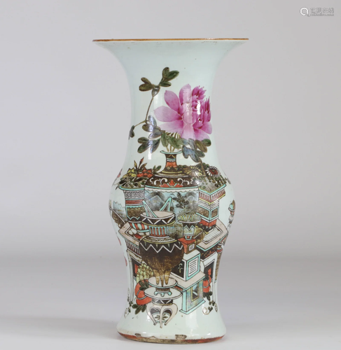 China famille rose vase decorated with 19th century