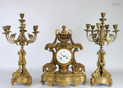 Imposing pendulum and candelabra set in gilded bronze