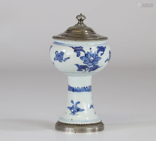 China blanc-bleu covered pot 17th decoration of foliage